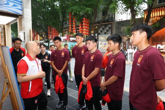 美女露出尿口让男人捅