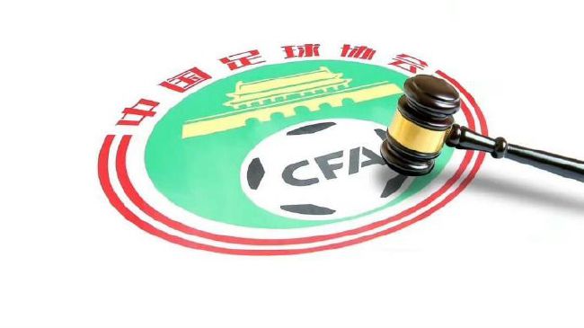 大学情侣野外吃奶捏胸
