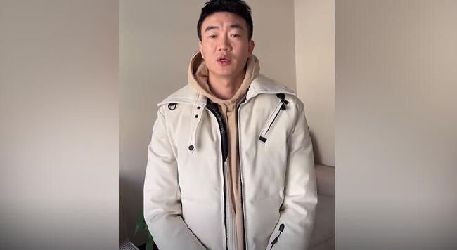 善于伪装的小女孩